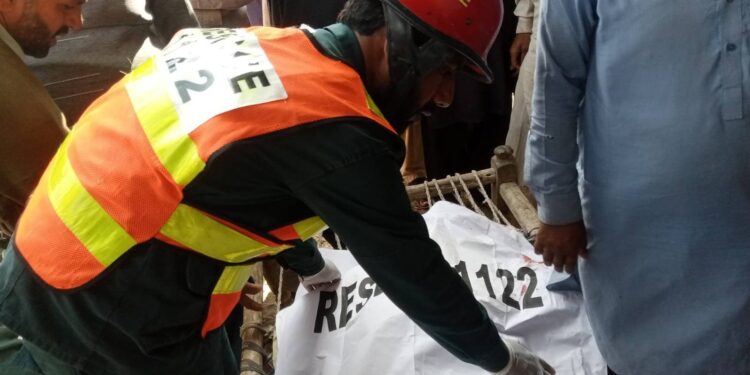 میوہ چوک چک نمبر 128 ٹی ڈی اے کے قریب ٹریفک حادثہ،ایک شخص جاں بحق، ایک شدید زخمی