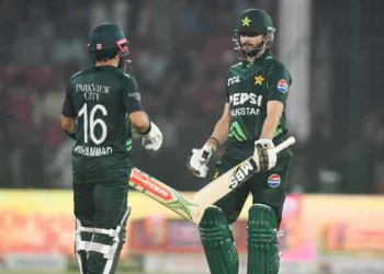 رنز کا پہاڑ سَر: پاکستان نے جنوبی افریقہ کو 6 وکٹوں سے شکست دے دی