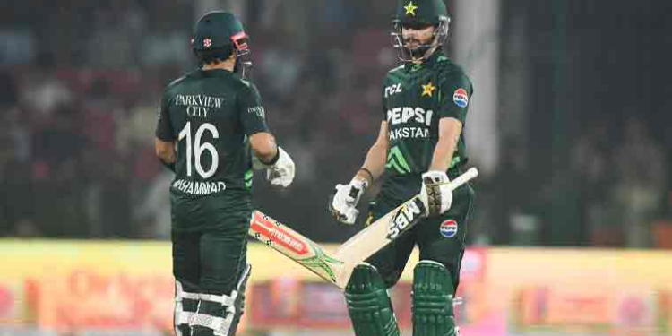 رنز کا پہاڑ سَر: پاکستان نے جنوبی افریقہ کو 6 وکٹوں سے شکست دے دی