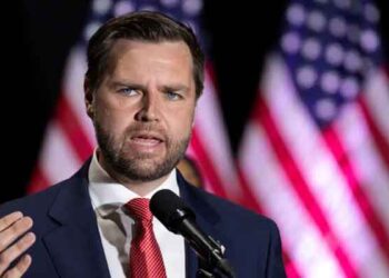 امریکی نائب صدر نے گرین کارڈ ہولڈرز کیلئے بھی خطرے کی گھنٹی بجادی