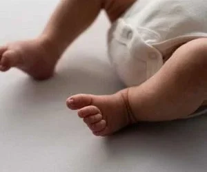 ناجائز تعلقات کا راز فاش ہونے کا ڈر، سفاک ماں نے نومولود کا گلا دبا کر لاش گٹر میں پھینک دی