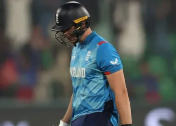 چیمپئنز ٹرافی : جنوبی افریقا کیخلاف انگلینڈ کی بیٹنگ جاری ،20 رنز پر 2 کھلاڑی آؤٹ