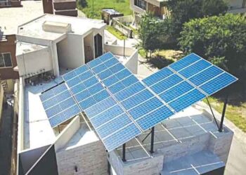 سولر پینلز صارفین کی نیٹ میٹرنگ،گرڈ بجلی صارفین پر 159 ارب روپے کے اضافی بوجھ کا انکشاف