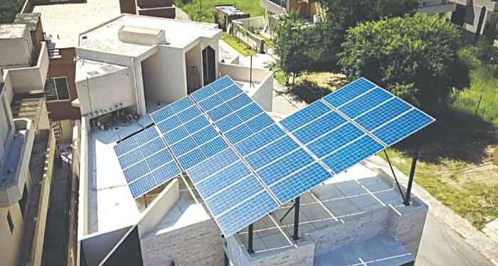 سولر پینلز صارفین کی نیٹ میٹرنگ،گرڈ بجلی صارفین پر 159 ارب روپے کے اضافی بوجھ کا انکشاف