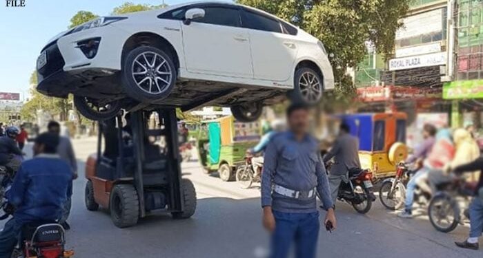 غلط پارکنگ پرکھڑی گاڑی اٹھانےکی ویڈیو وائرل کرنے پر پیکا ایکٹ کے تحت مقدمہ درج