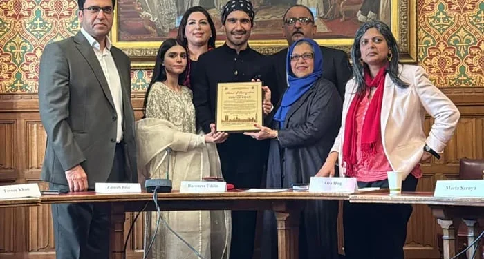 اداکار فیروز خان کو برطانوی پارلیمنٹ نے ایوارڈ سے نواز دیا