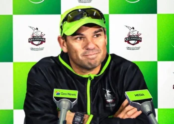 لاہور قلندرز نے ڈیرن گف کی جگہ کسے نیا ہیڈ کوچ مقرر کیا ہے؟