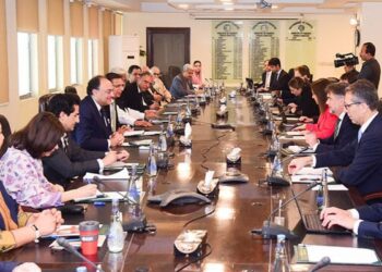 آئی ایم ایف نے سالانہ ٹیکس وصولی کے ہدف میں 64 ارب روپے کی کمی کردی