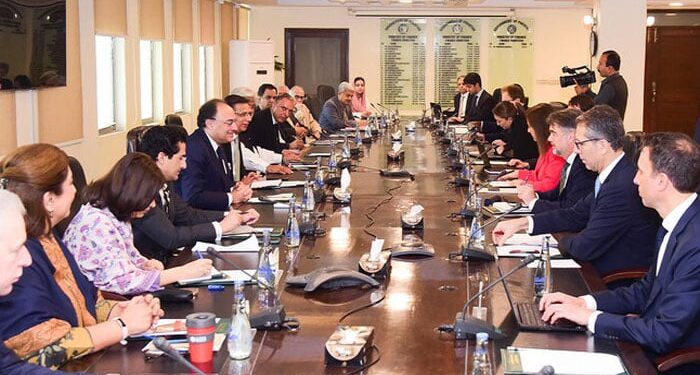 آئی ایم ایف نے سالانہ ٹیکس وصولی کے ہدف میں 64 ارب روپے کی کمی کردی