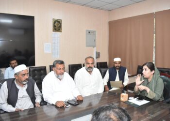 نگہبان رمضان پیکج کے تحت متعدد مستحق خاندانوں کو فی گھرانہ 10 ہزار روپے دیے جارہے ہیں