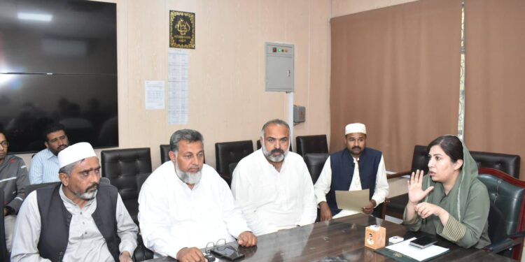 نگہبان رمضان پیکج کے تحت متعدد مستحق خاندانوں کو فی گھرانہ 10 ہزار روپے دیے جارہے ہیں