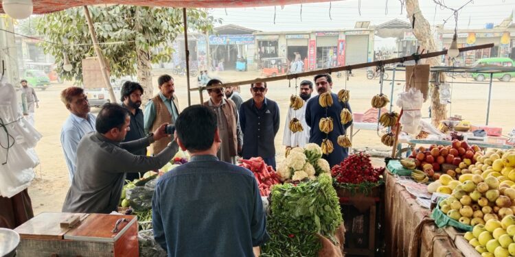 اسسٹنٹ کمشنر چوبارہ ثناءاللہ ہنجرہ نےرمضان المبارک کے مقدس مہینے میں ناجائز منافع خوروں کے خلاف وسیع پیمانے پر کریک ڈاؤن