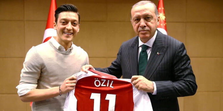 سابق جرمن فٹبالر مسعود اوزل اردوان کی جماعت میں شامل