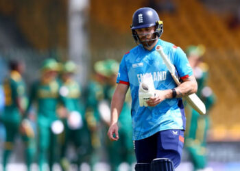 چیمپئنز ٹرافی: انگلش ٹیم نے جنوبی افریقا کو جیت کیلئے 180 رنز کا ہدف دے دیا