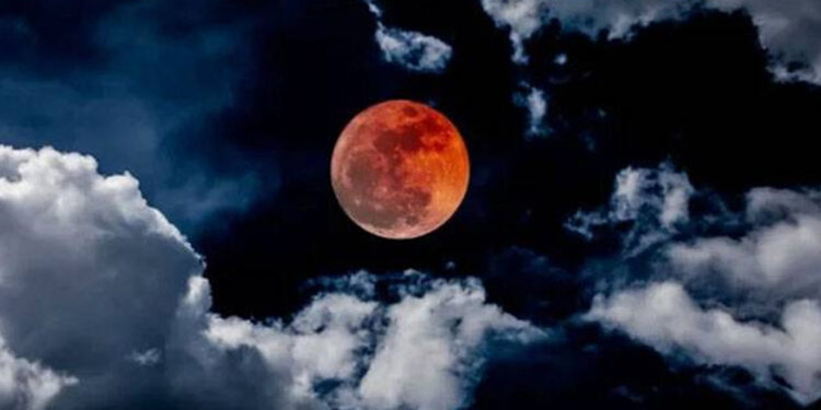 رواں سال کے پہلے چاند گرہن کا آغاز، پاکستان میں نظارہ ناممکن