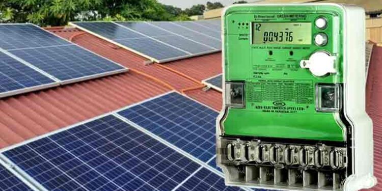 حکومت سولر صارفین سے بجلی خریدنے کی قیمتیں کم کرنے سے پیچھے ہٹ گئی