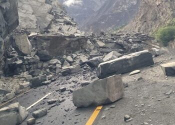 چترال: موسلا دھار بارش اور برفباری کے باعث لینڈ سلائیڈنگ، متعدد سڑکیں بند