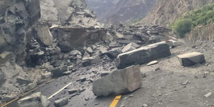 چترال: موسلا دھار بارش اور برفباری کے باعث لینڈ سلائیڈنگ، متعدد سڑکیں بند