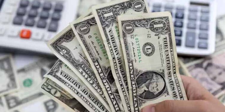 انٹربینک میں روپے کے مقابلے میں ڈالر کی قیمت میں کمی