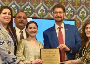 ہانیہ عامر کے نام ایک اور اعزاز، برطانوی پارلیمنٹ نے ایوارڈ سے نواز دیا