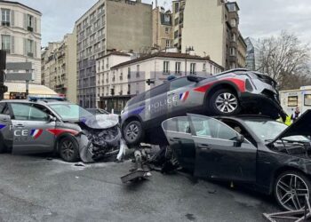 پیرس: ملزم کا تعاقب کرنیوالی پولیس کی گاڑیاں ٹکرا گئیں، 10اہلکاروں سمیت 13 افراد زخمی