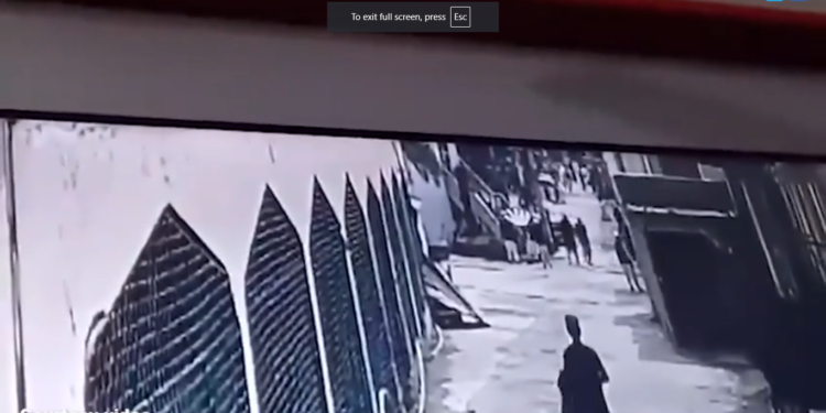 دارالعلوم حقانیہ میں خودکش دھماکا، حملہ آور مولانا حامد سے ملا، ویڈیو سامنے آگئی