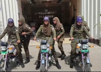 پنجاب میں عید کے موقع پر بازاروں میں خواتین کے تحفظ کیلئے لیڈی پولیس اہلکار تعینات