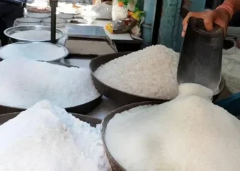 حکومتی دعویٰ دھرا کا دھرا رہ گیا، عوام 163 روپے کلو کے بجائے مہنگی چینی لینے پر مجبور