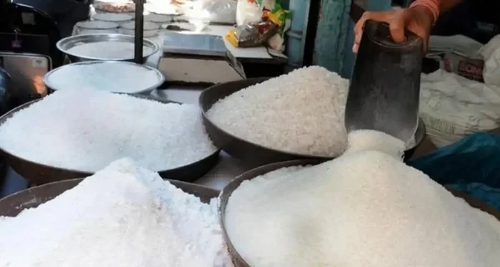 حکومتی دعویٰ دھرا کا دھرا رہ گیا، عوام 163 روپے کلو کے بجائے مہنگی چینی لینے پر مجبور