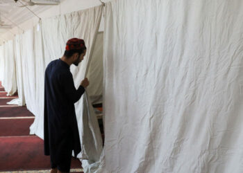 ملک بھر کی مساجد میں لاکھوں مسلمان اعتکاف میں بیٹھ گئے