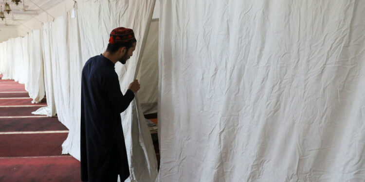 ملک بھر کی مساجد میں لاکھوں مسلمان اعتکاف میں بیٹھ گئے