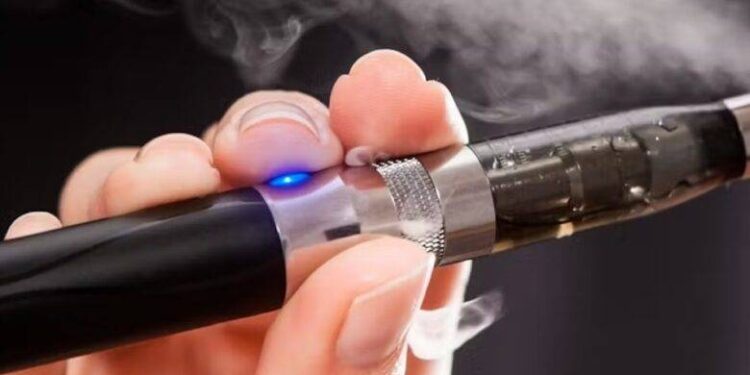 نوجوانوں میں الیکٹرانک سگریٹ کا بڑھتا ہوا استعمال اور اس کے مضر اثرات