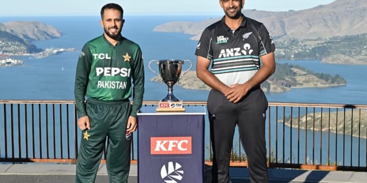 پاکستان اور نیوزی لینڈ کے درمیان ٹی 20 سیریز کی ٹرافی کی رونمائی