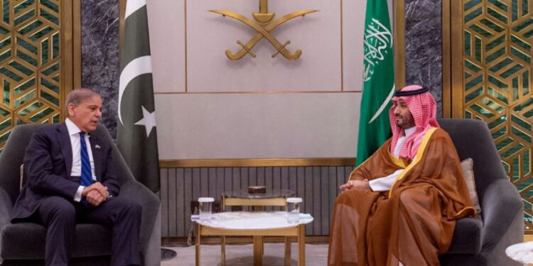 وزیراعظم کی سعودی ولی عہد سے ملاقات، دفاعی اور اقتصادی تعاون کو مضبوط بنانے کے عزم کا اعادہ