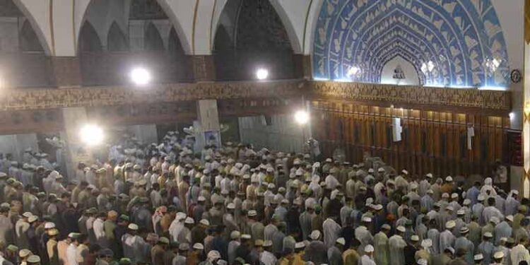 ماہ مقدس کا آغاز: پہلی تروایح کی ادائیگی، مساجد کی رونقیں بحال