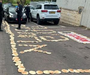 غزہ میں جنگ بندی کے حامی اسرائیلی شہری سڑک پر روٹیاں رکھ کر حکومت کیخلاف احتجاج کرنے لگے