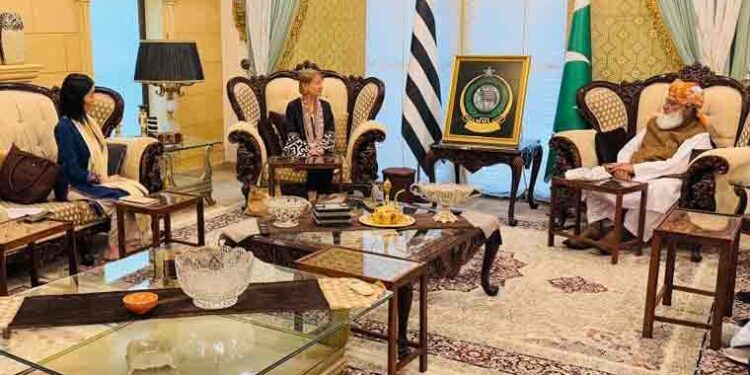 اقوام متحدہ کے ادارہ برائے مہاجرین کی سربراہ فلپَا کینڈلر کی مولانا فضل الرحمان سے ملاقات