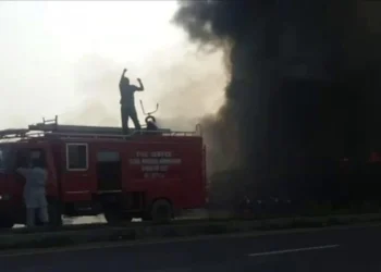 فیصل آباد: پیٹرول پمپ پر تیل سے بھرے آئل ٹینکر میں آگ بھڑک اٹھی، 3 گاڑیاں جل گئیں