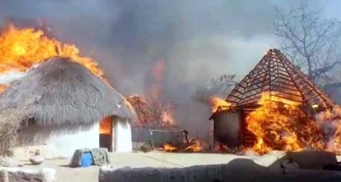 تھرپارکر کے گاؤں میں آتشزدگی سے متعدد گھر جل گئے