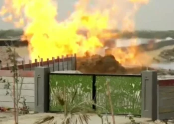 کراچی:کورنگی کریک میں بورنگ کے دوران گڑھے میں لگی آگ 6 روز بعد بھی بجھ نہ سکی