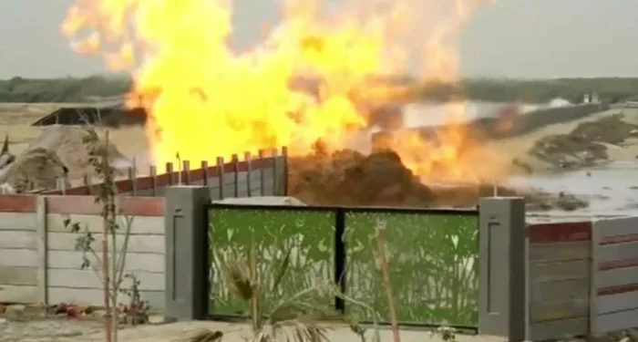 کراچی:کورنگی کریک میں بورنگ کے دوران گڑھے میں لگی آگ 6 روز بعد بھی بجھ نہ سکی