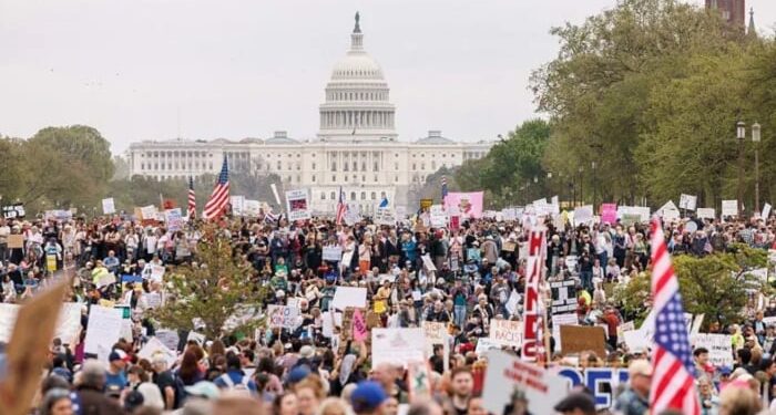 ٹرمپ حکومت کیخلاف امریکا سمیت مختلف ممالک میں احتجاج، پالیسیاں واپس لینے کا مطالبہ