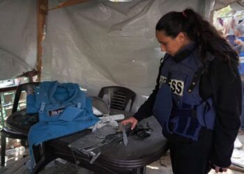 اسرائیل فوج کا غزہ میں صحافیوں کے خیموں پر حملہ، ایک صحافی زندہ جل گیا