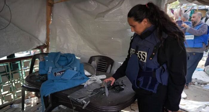 اسرائیل فوج کا غزہ میں صحافیوں کے خیموں پر حملہ، ایک صحافی زندہ جل گیا