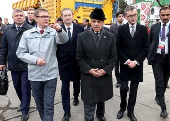 منسک: وزیراعظم کا ہیوی مشینری اور گاڑیاں تیار کرنیوالی فیکٹری بیلاز کا دورہ