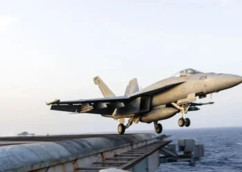 یمن پر حملوں میں شامل امریکی طیارہ بردار جہاز سے ایف 18 طیارہ سمندر میں گرگیا