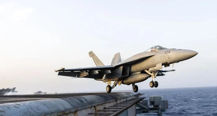 یمن پر حملوں میں شامل امریکی طیارہ بردار جہاز سے ایف 18 طیارہ سمندر میں گرگیا
