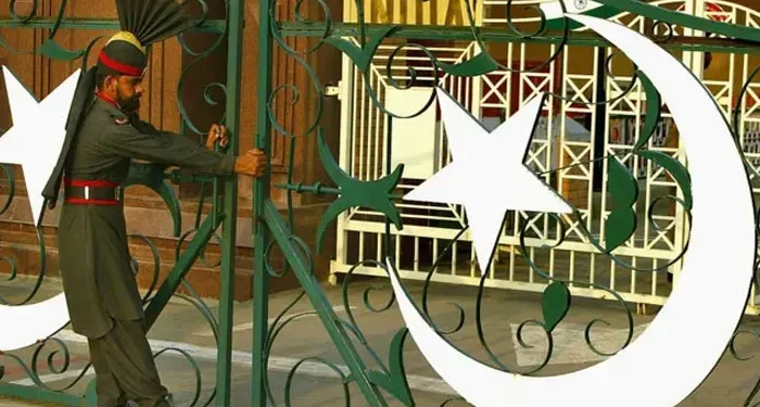 بھارت سے ایک پاکستانی سفارت کار اور عملے کے 7 ارکا ن بذریعہ واہگہ بارڈر وطن واپس پہنچ گئے