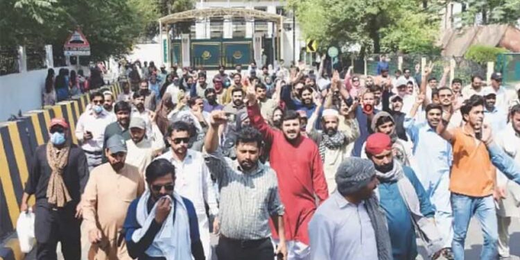 پولیس کا رات گئے دھاوا، متعدد افراد گرفتار، گرینڈ ہیلتھ الائنس کا دھرنا ختم