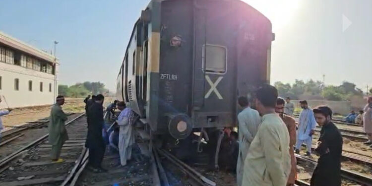 کوٹری سٹیشن کے قریب علامہ اقبال ایکسپریس حادثے کا شکار
